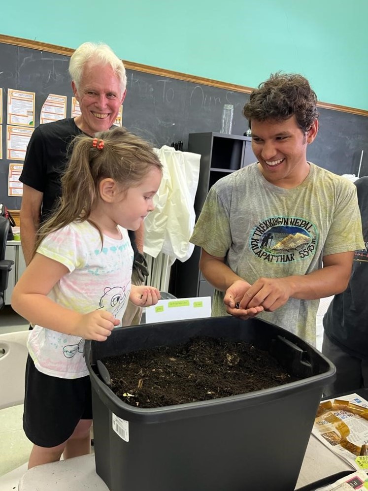 2023.08_Gardens_Worm Composting_1 2023.08_Gardens_Worm Composting_1